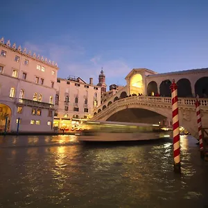 A Couple Of Steps From Rialto Venise
